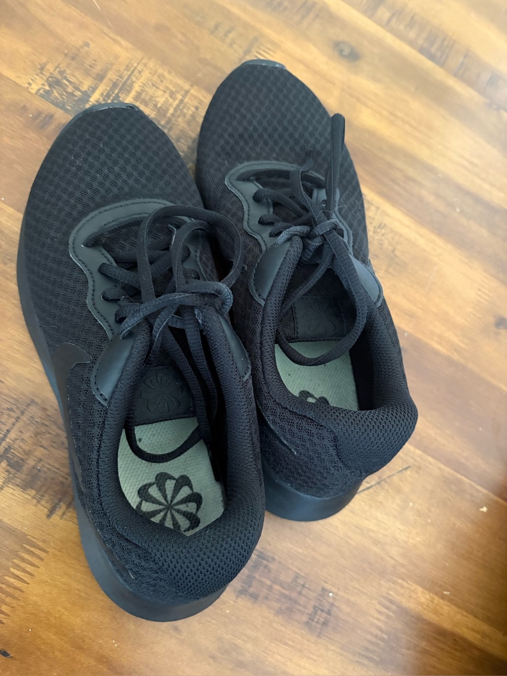 Nike Tanjun Women’s Black sneakers mesh shoes size 8